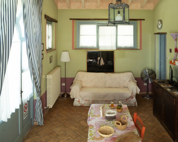 Einfache und gemütliche Innenräume des Agritourismus, die für Komfort inmitten der Natur gestaltet sind.