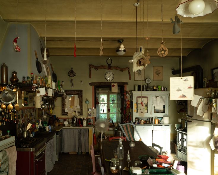 Rustikale Küche mit einer warmen Atmosphäre, bereichert durch handwerkliche Details und gut organisierte Regale.