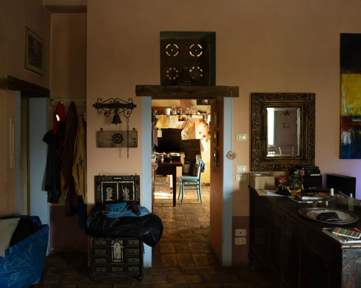 Gemütliches Innendesign eines Bauernhauses mit rustikalen Möbeln und einfachen Dekorationen.