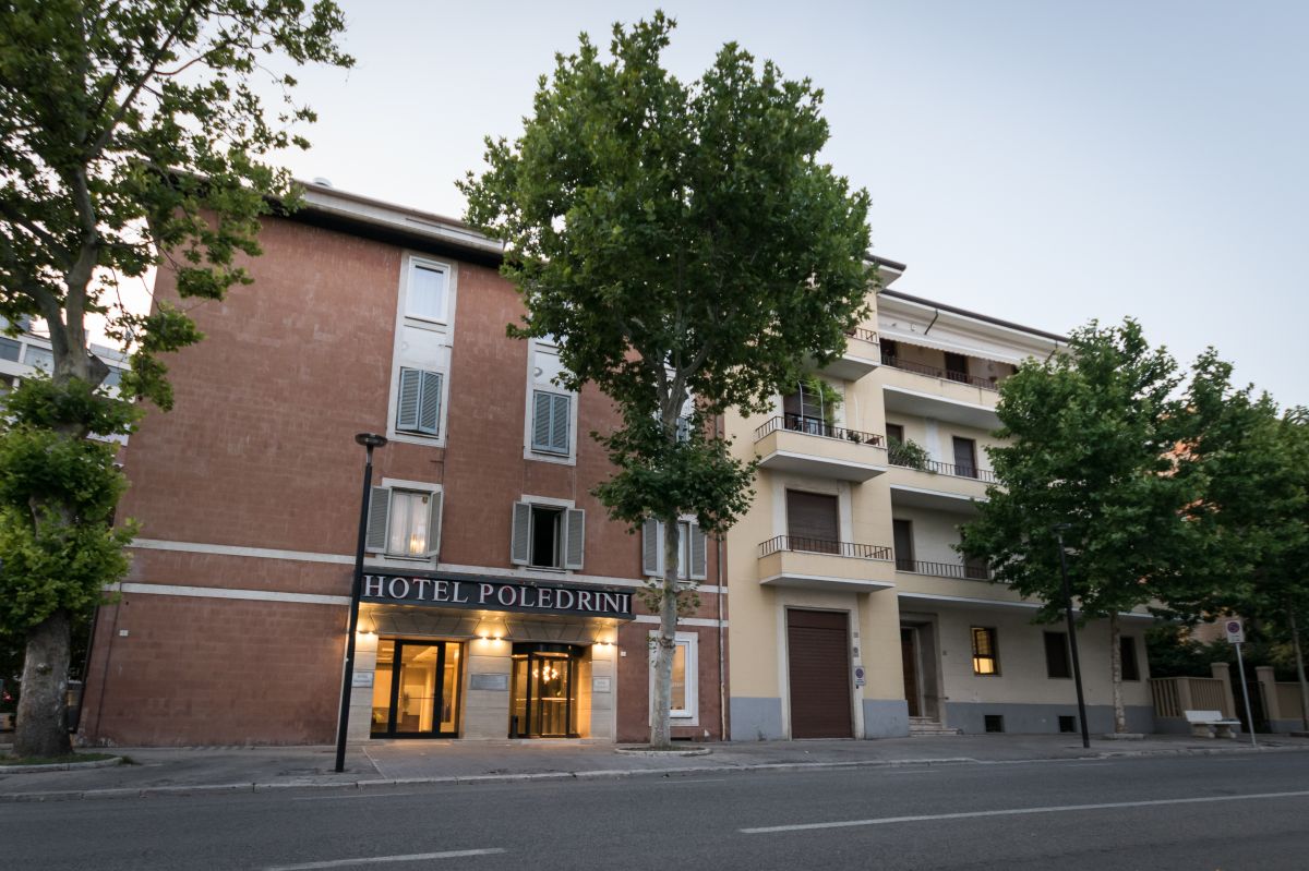L'Hotel Poledrini si trova in una zona tranquilla, circondata da alberi e con una strada serena.