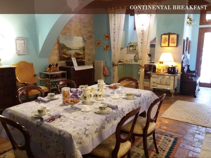 Spazio confortevole dedicato alla colazione, con un tavolo ordinato e apparecchiato con cura.