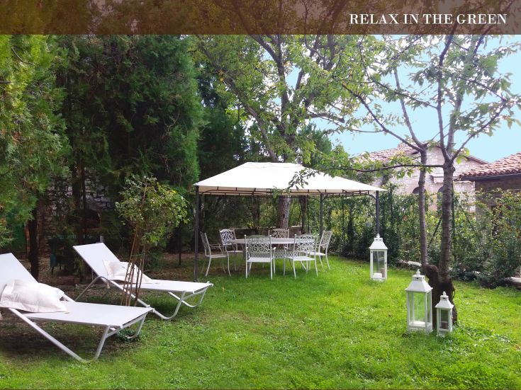 Area verde con lettini e gazebo, perfetta per rilassarsi e godere dell'aria aperta.