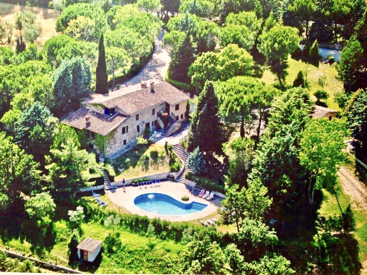 Rural house surrounded by pines and olive trees, featuring a pool and relaxation area, ideal for a holiday in Umbria.