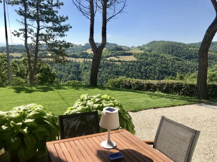 Panorama sulla campagna umbra da una terrazza accogliente.