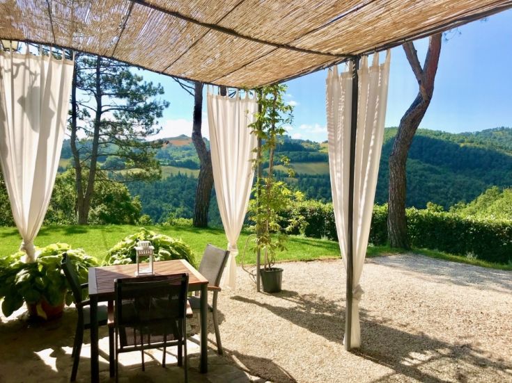 Ambiente sereno con panorama sulla natura circostante, adatto per momenti di relax e contemplazione.