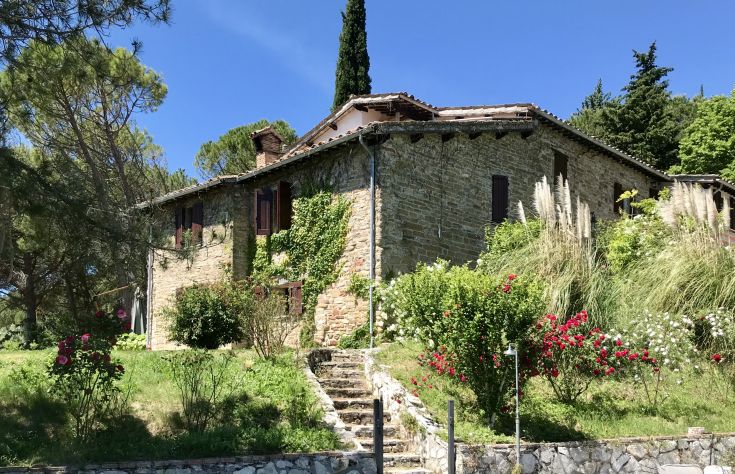 Una casa colonica circondata da natura, perfetta per una vacanza serena nella campagna.