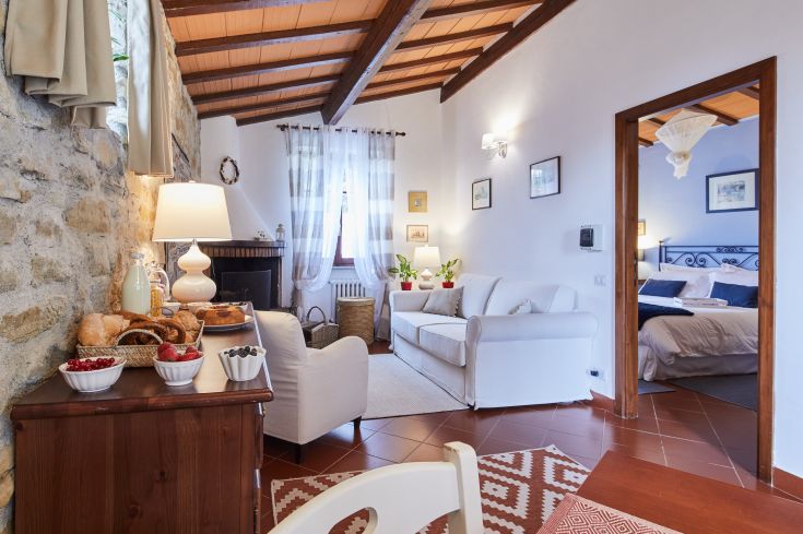 Un soggiorno semplice con cucina e area relax, perfetto per un soggiorno tranquillo.