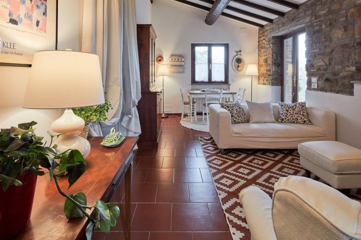 Soggiorno semplice con divani comodi e arredi pratici. Spazio adatto per momenti di relax e socializzazione.