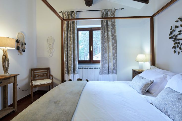 Camera semplice e tranquilla con un'atmosfera piacevole e affaccio sulla vegetazione circostante.