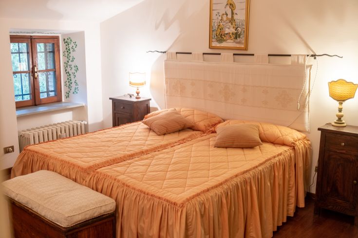 Simple room with single beds and warm tones in the decorations.