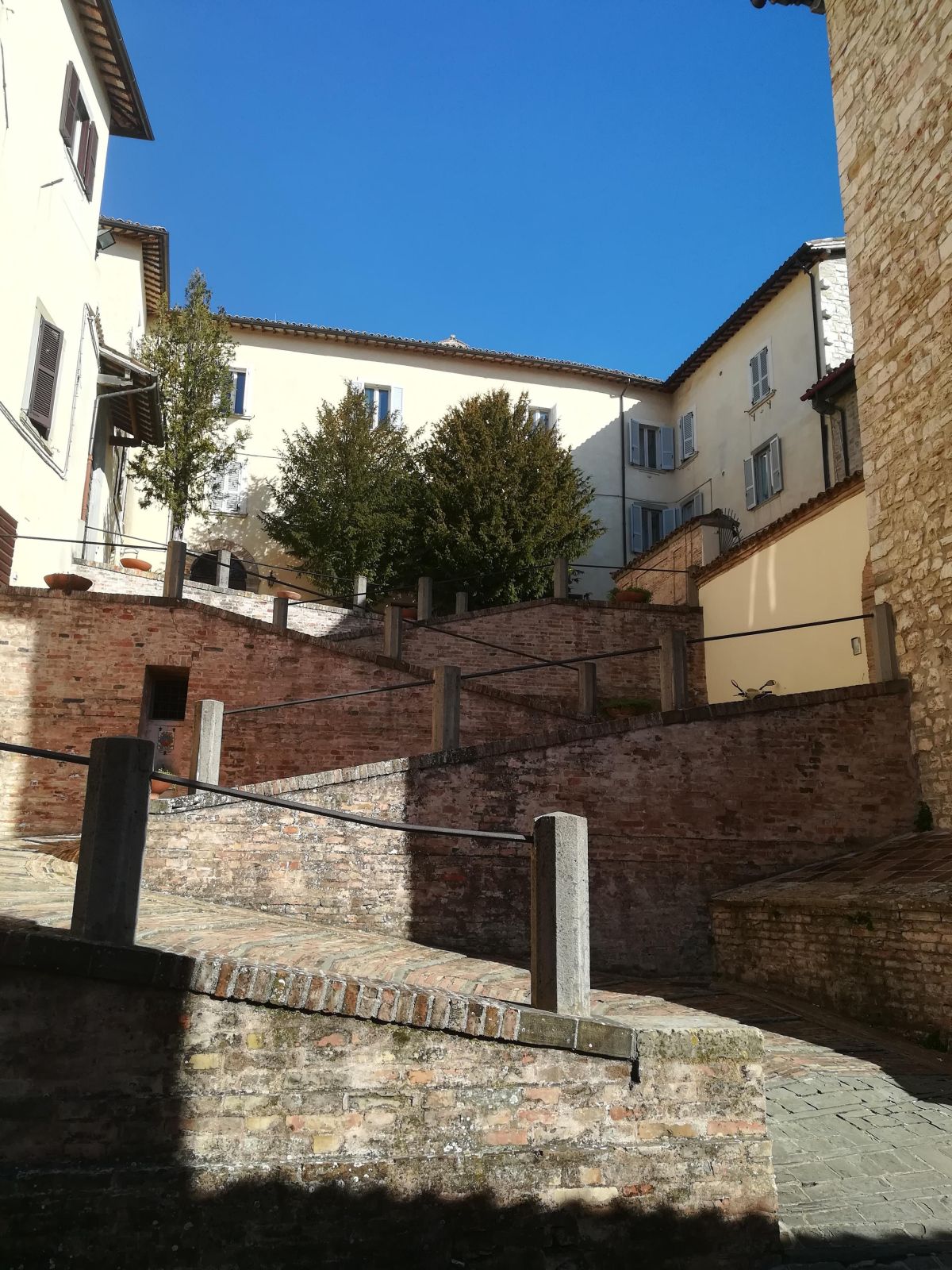 Ecke einer alten Gasse mit historischen Gebäuden und Pflastersteinen.