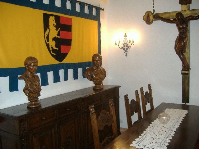 Interno di una casa con arredi tradizionali, creando un'atmosfera accogliente e storica.