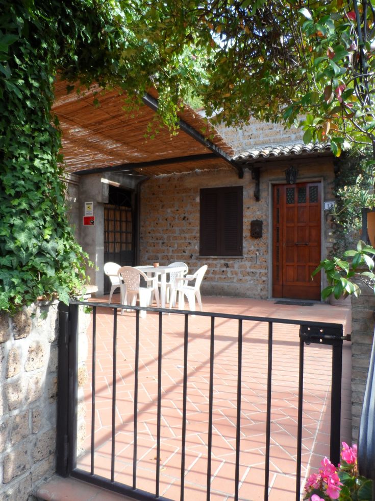 Casa Serafina è un'accogliente abitazione con dettagli artigianali e un grande terrazzo. Ideale per momenti di relax.