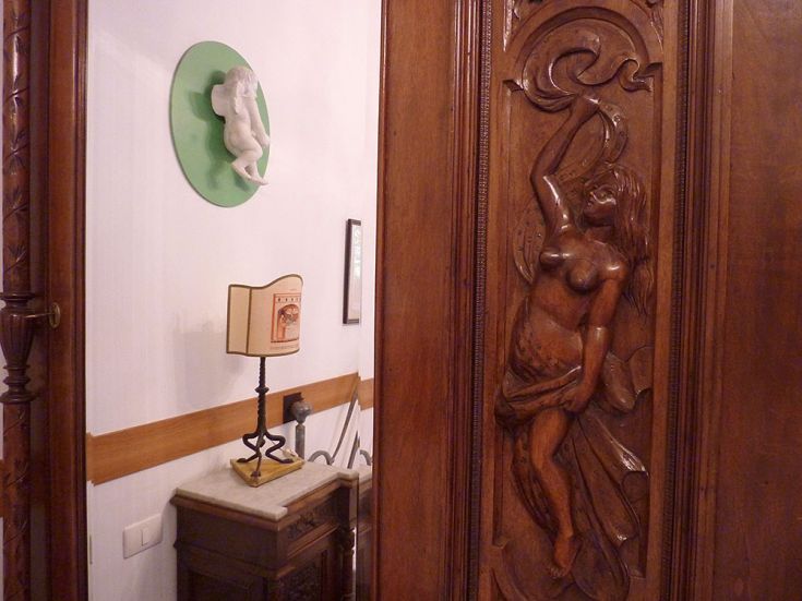 Intaglio in legno e decorazioni contribuiscono a caratterizzare l'ambiente in modo sobrio e raffinato.