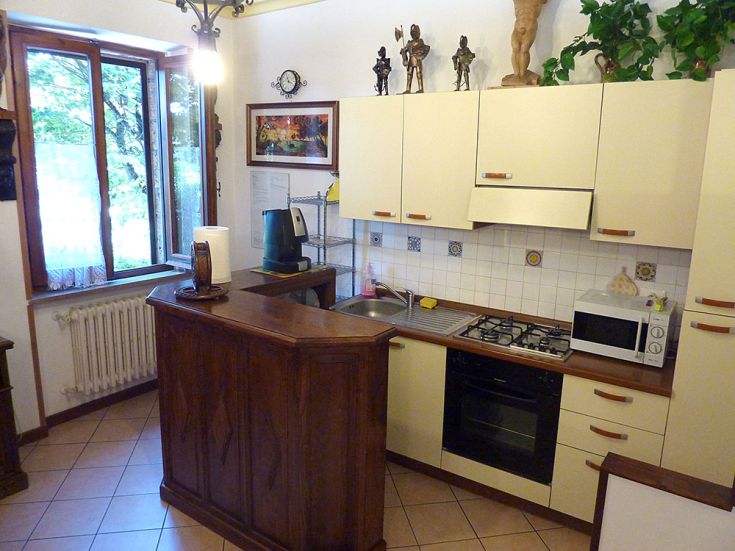Cucina semplice con dettagli in legno e decorazioni tradizionali, situata in un ambiente familiare di Orvieto.