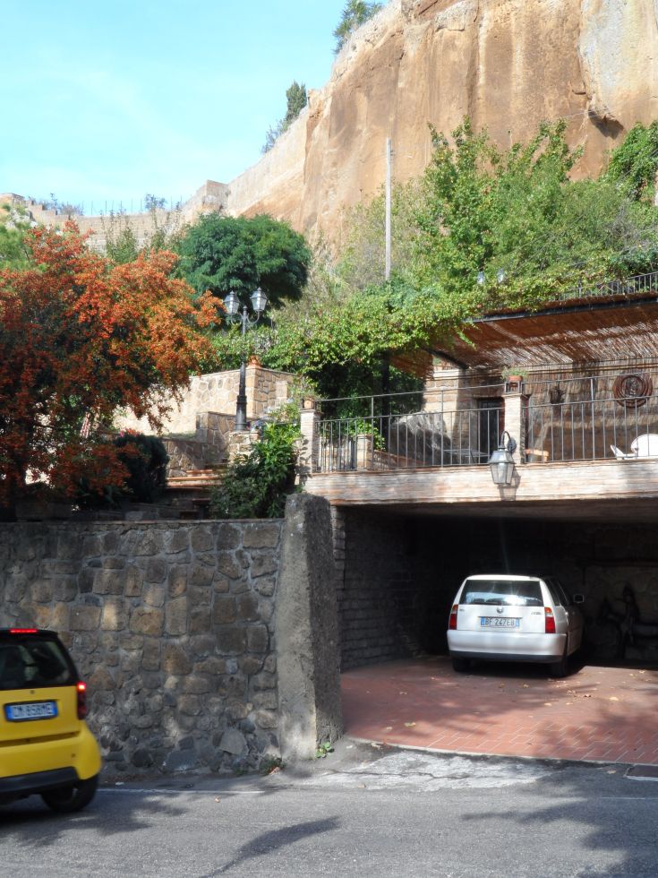 Casa Serafina è un'accogliente struttura che combina elementi di artigianato locale con il comfort contemporaneo.