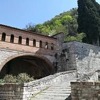 Struttura storica nel verde, rifugio di pace e tranquillità in un contesto rurale.