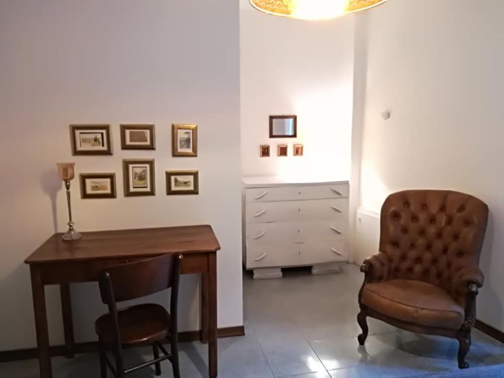 Ambiente confortevole con arredi semplici e funzionali, adatto a momenti di relax.