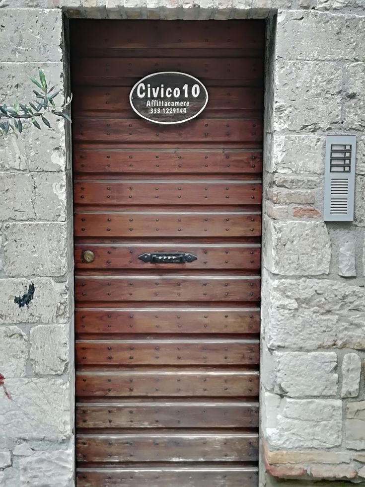 Entrata di Civico 10, un edificio situato nel centro storico con un'atmosfera accogliente.