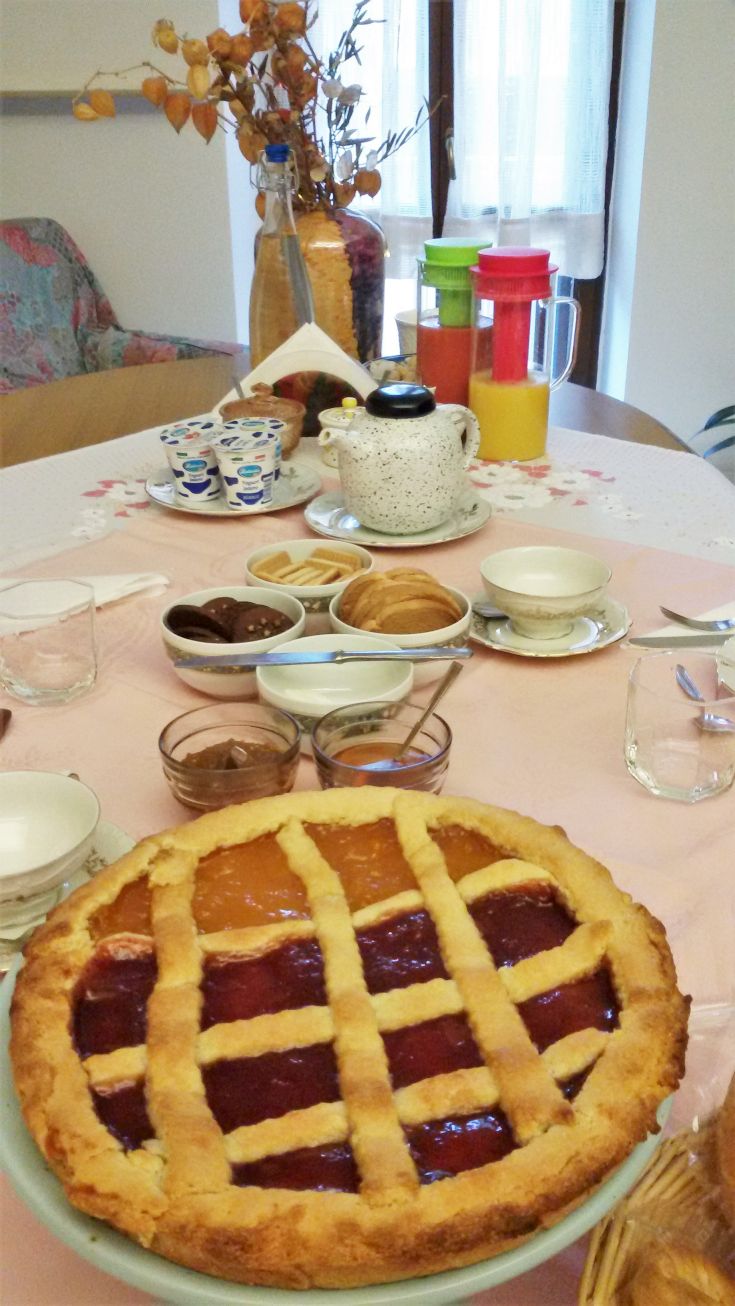 Ein einfacher Tisch mit einer Torte und einigen kalten Getränken ordentlich angeordnet.