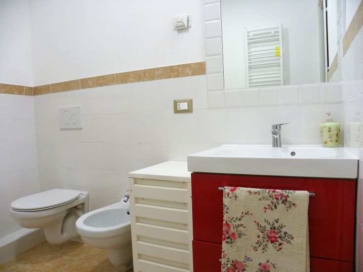 Modernes Bad mit schlichten Oberflächen, ideal für Momente der Ruhe und des Komforts.