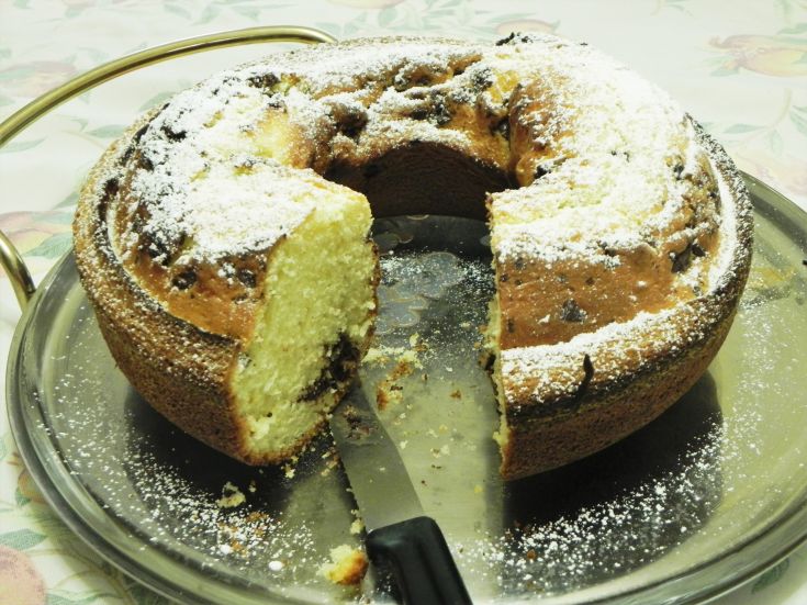 Ein süßer Donut mit Puderzucker dekoriert, perfekt für einen Genussmoment.