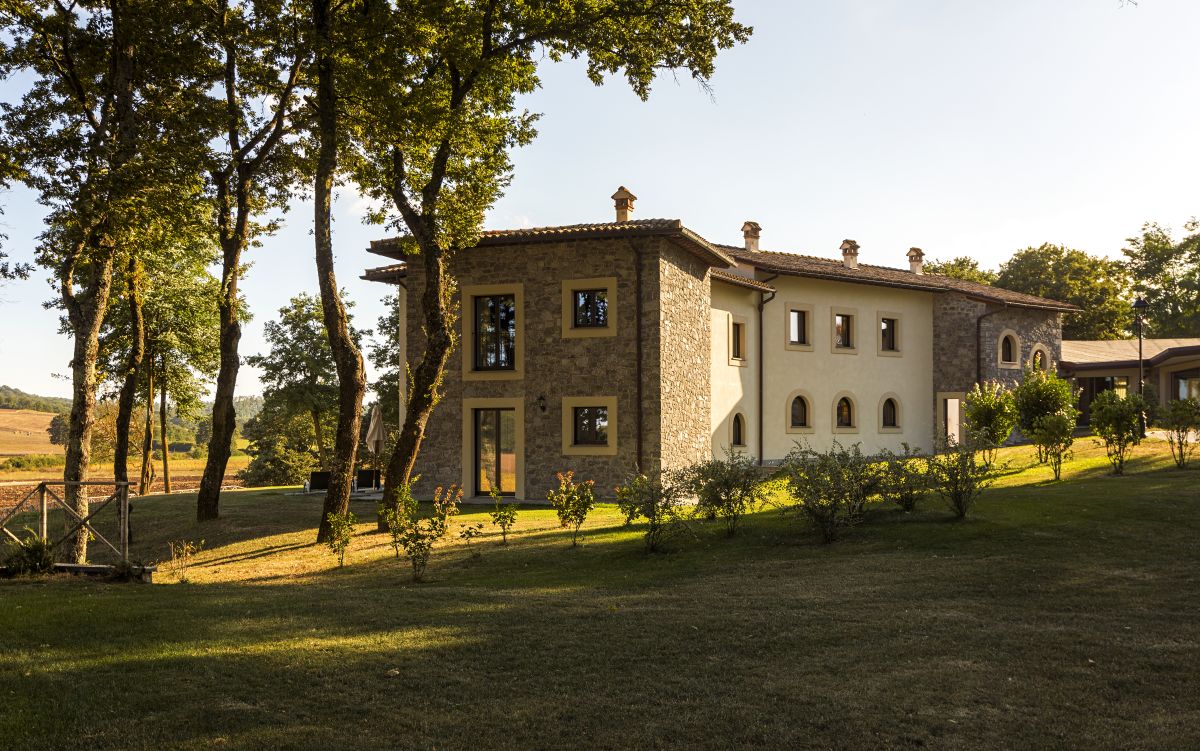 Esplora Borgo La Chiaracia, una struttura accogliente situata nella tranquillità della campagna umbra.