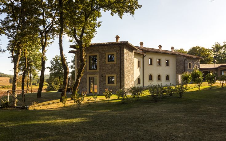Esplora Borgo La Chiaracia, una struttura accogliente situata nella tranquillità della campagna umbra.