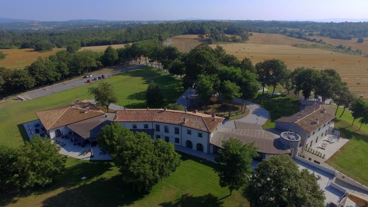 Un resort situato tra le dolci colline umbre, adatto per momenti di relax e eventi privati.