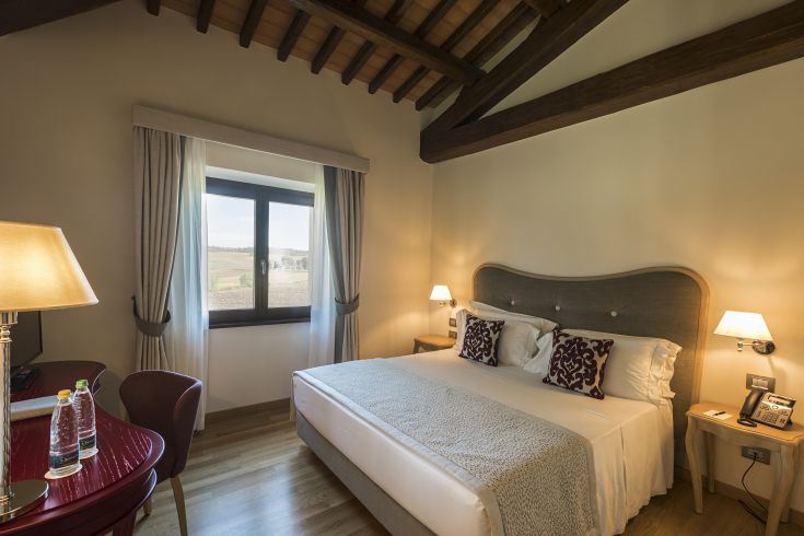 Una camera spaziosa e accogliente con affaccio sulla campagna umbra, perfetta per il relax.