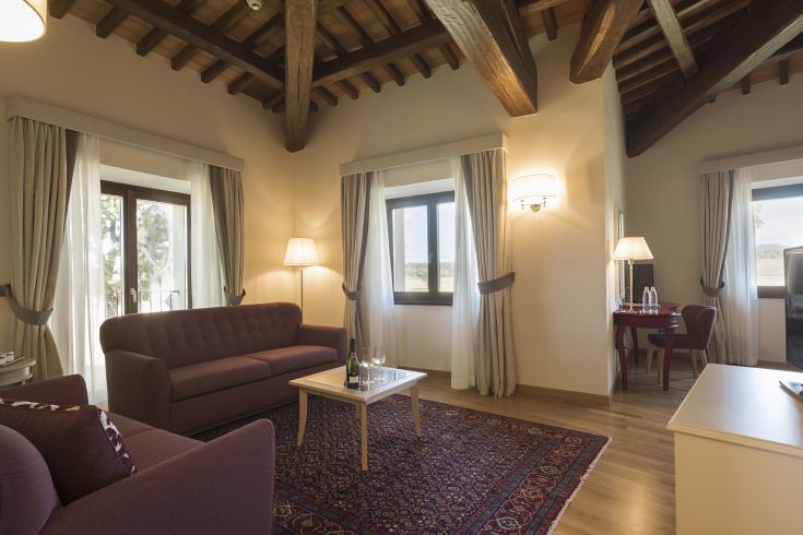 Soggiorno accogliente che si affaccia sulla campagna umbra, perfetto per il relax e momenti tranquilli.