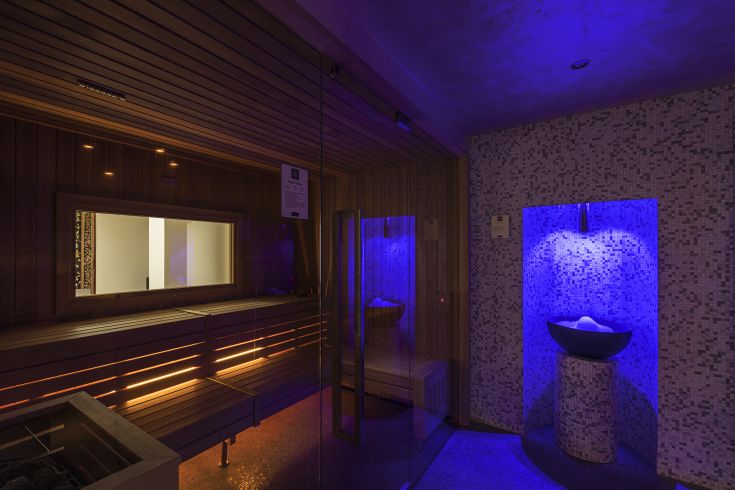 Un ambiente elegante con luci blu che crea un'atmosfera rilassante e accogliente per il benessere.
