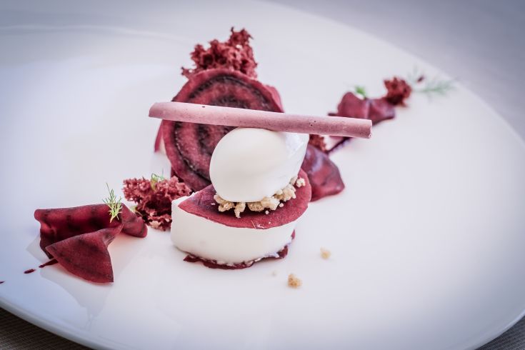 Un dessert colorato, servito in modo semplice, con gusti freschi e bilanciati.
