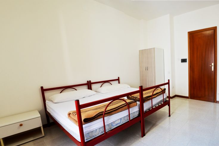 Cozy space with a double bed, wardrobe, and nightstand, ideal for a peaceful stay.