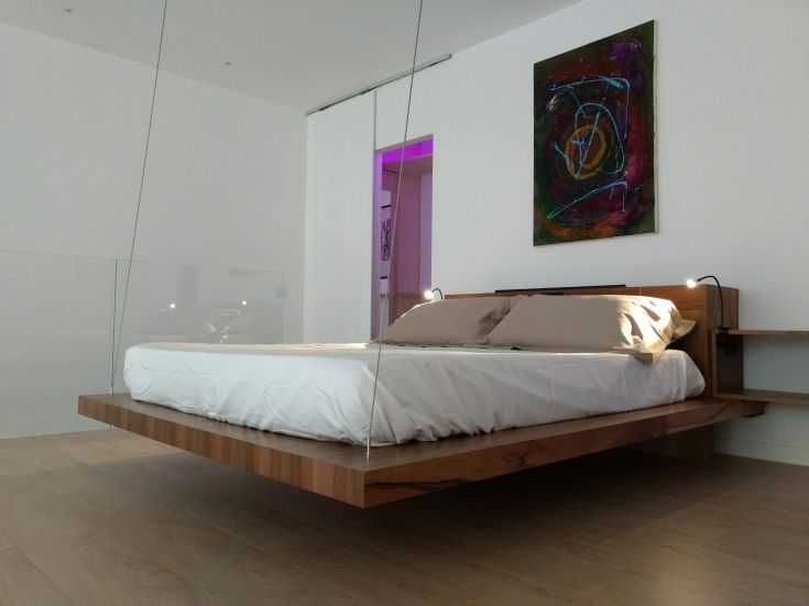 Camera da letto con un letto sospeso e elementi decorativi semplici.