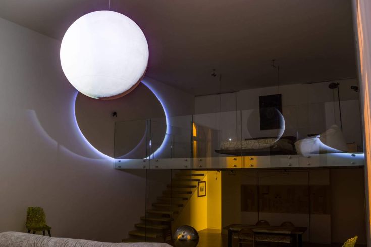 Un loft moderno con un'illuminazione interessante, ricavato da una chiesa di epoca templare.