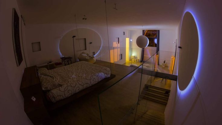 Una camera ben arredata all'interno di un palazzo, con mobili pratici e un'atmosfera accogliente.