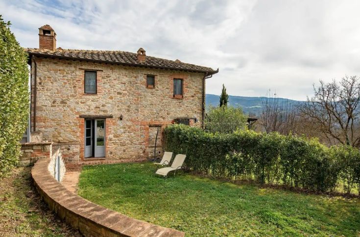 Casale in pietra con giardino privato e piscina, situato nel cuore dell'Umbria.