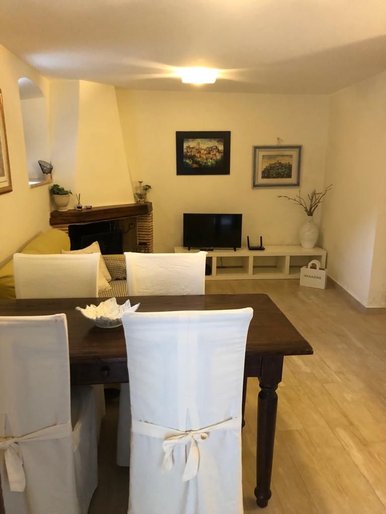 Un salon simple et accueillant avec une table centrale et des canapés confortables, une décoration raffinée et une atmosphère tranquille.