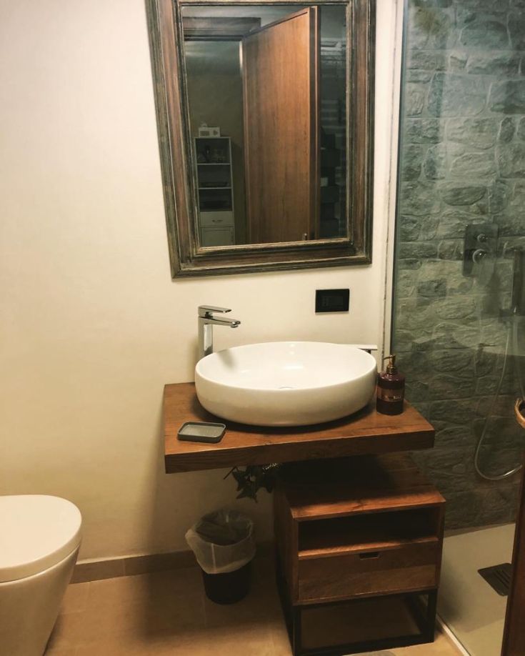 Essential bathroom design featuring a sink, mirror, and glass shower. A practical and well-organized space.
