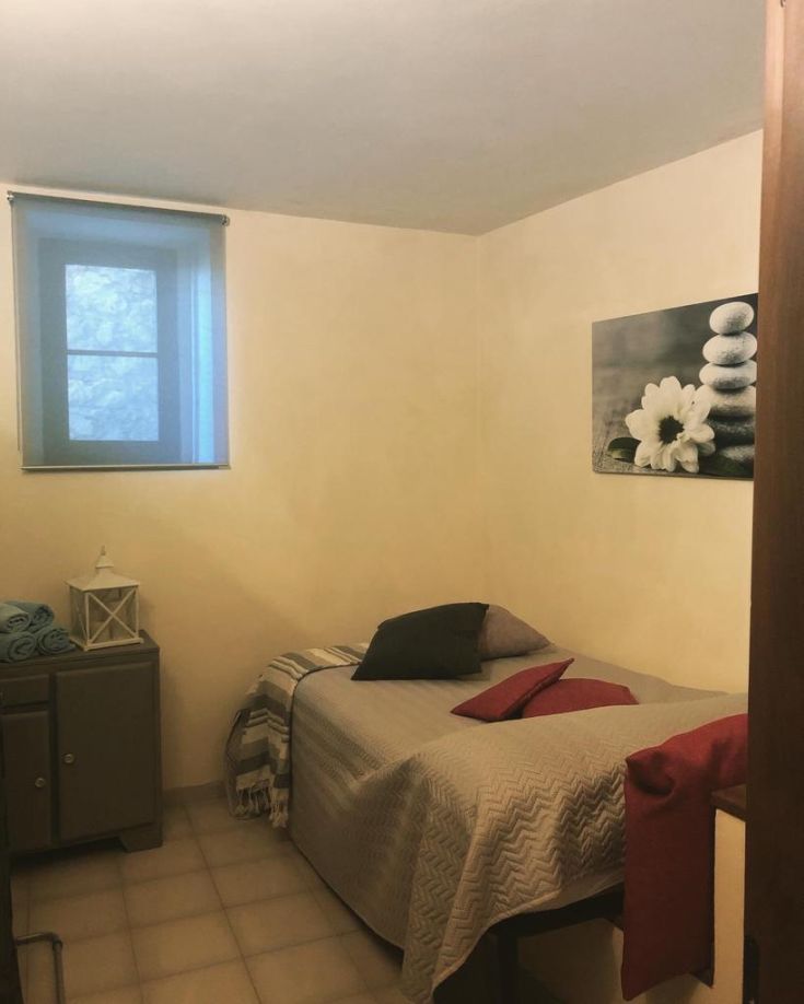 Cozy room with simple design elements, perfect for relaxation moments.