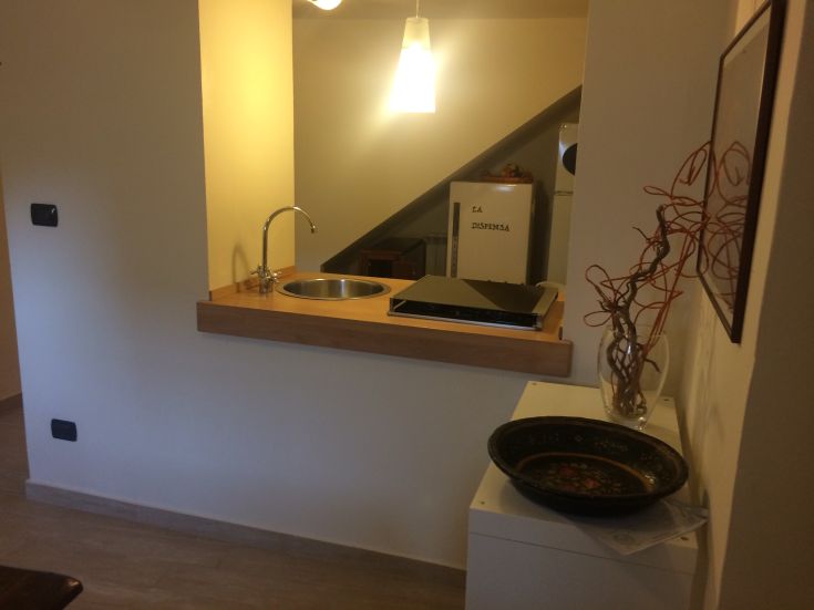 Cozy kitchen area with simple, warm decor. A tranquil atmosphere suitable for various moments.