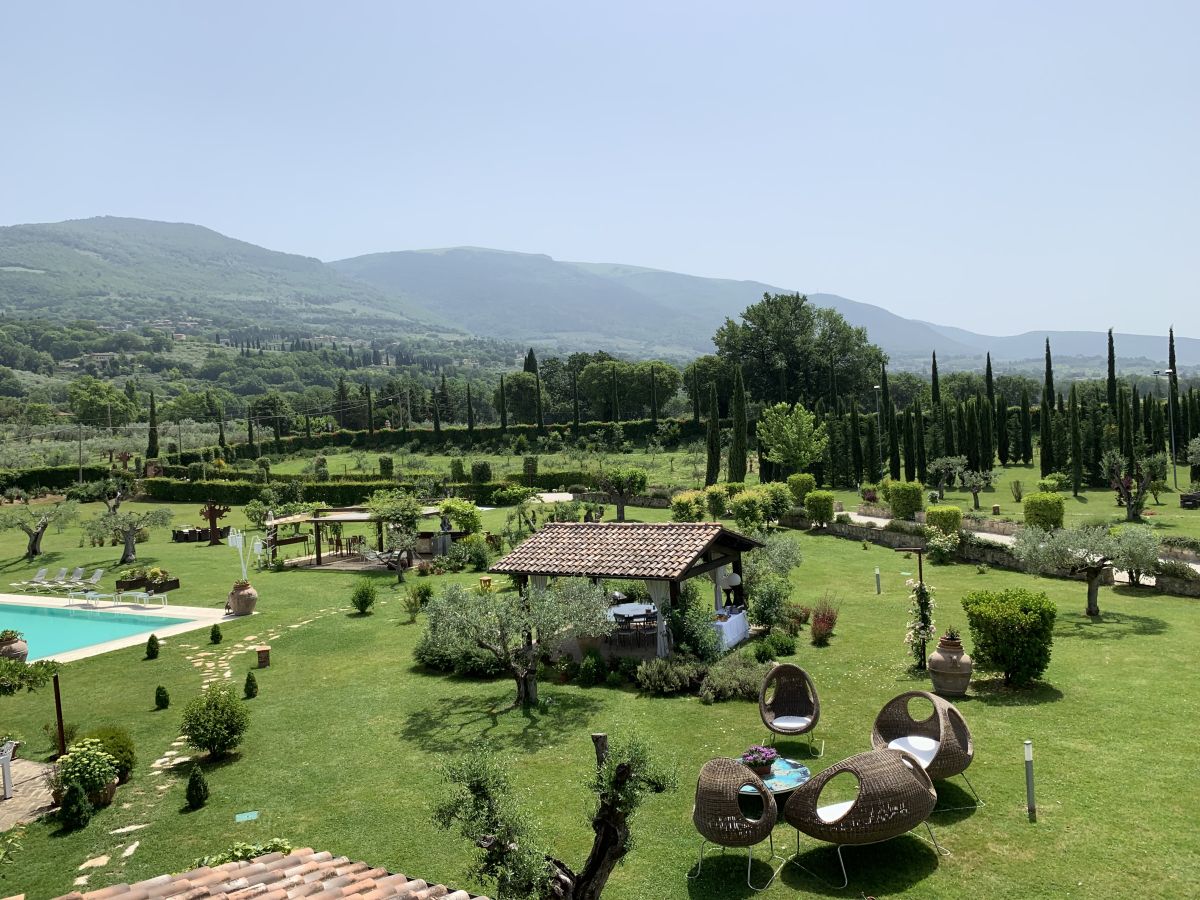 Un'oasi di relax circondata da spazi verdi, ideale per una pausa contemplativa.