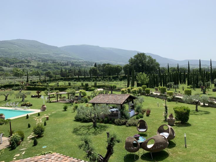 Un'oasi di relax circondata da spazi verdi, ideale per una pausa contemplativa.