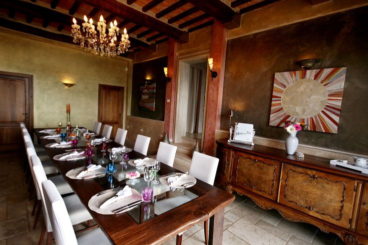 Ambiente accogliente in un ristorante con dettagli di design sobrio e decorazioni semplici.