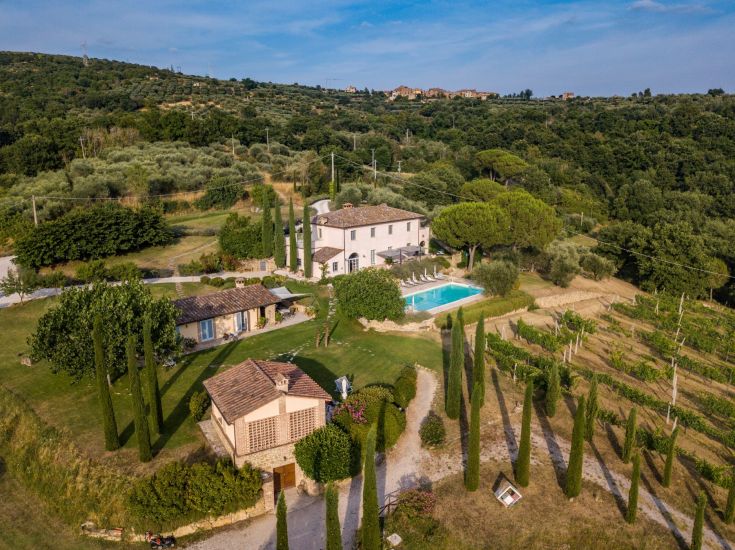 Un edificio con piscina e ristorante, immerso nel paesaggio naturale tipico dell'Umbria.