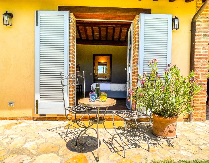 Rilassati in un ambiente accogliente e tranquillo al Palazzo Villa Rey, circondato da alberi e prati.