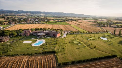 A hotel located in the tranquility of the Umbrian countryside, perfect for relaxation and gatherings. It features a pool, a golf course, and wellness services.
