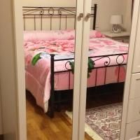 Geräumiges Schlafzimmer mit einem Doppelbett und neutralen Farbtönen, ideal für einen ruhigen und entspannenden Aufenthalt.