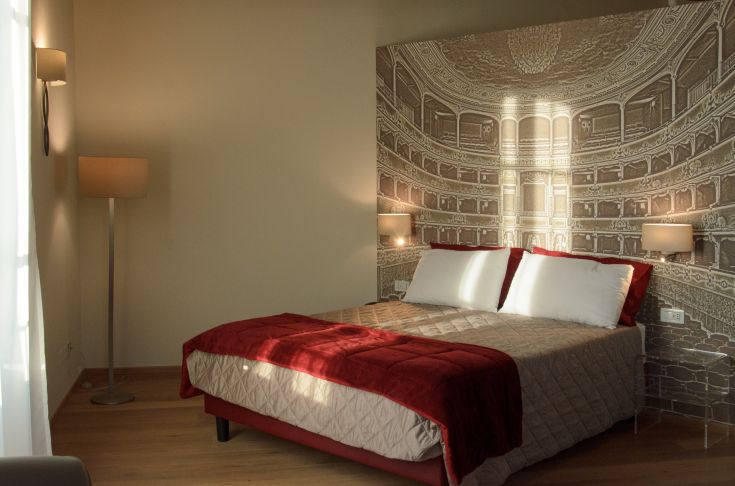 Simple room with theatrical details, perfect for relaxation moments.